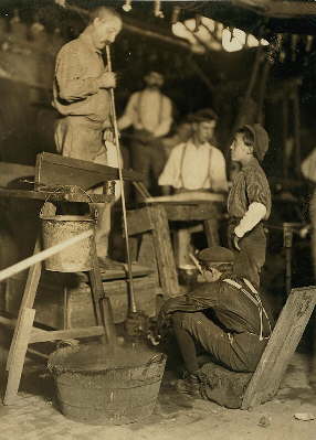 Senaca glass gaffer and boy helpers 1908; click to enlarge.